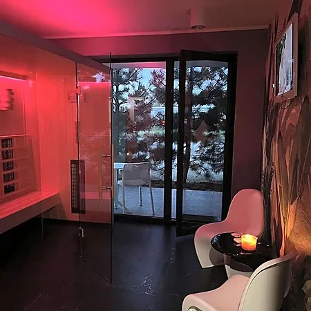 Bed and breakfast Axel Boutique Jacuzzi & Sauna 4*