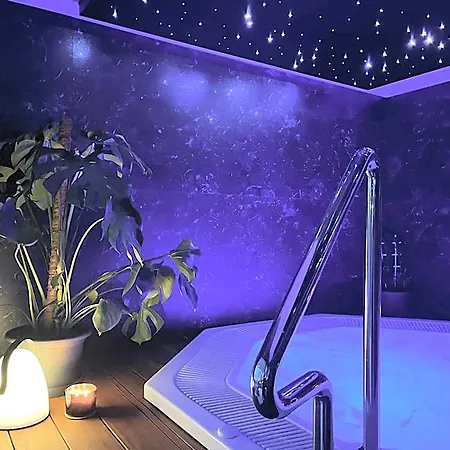Axel Boutique Jacuzzi & Sauna 4*