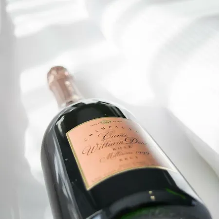 Axel Boutique Jacuzzi & Sauna B&B 3*